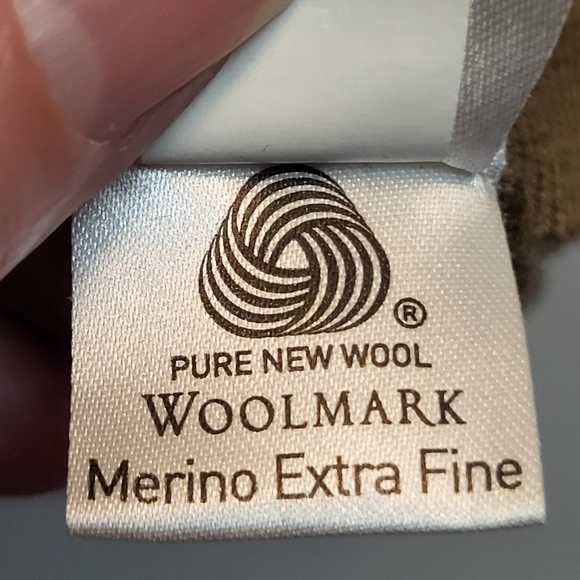 GAP Men's Light Camel Soft Merino Wool V-Neck Sweater - Size M - Picture 8 of 8